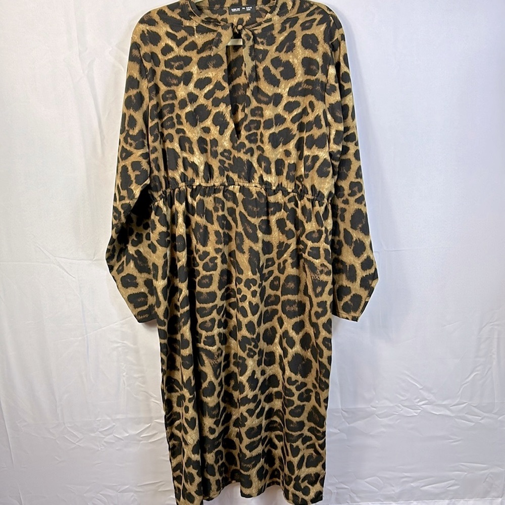 Bloom Chic Animal Print Dress Size 3X Stretch Waist Like New V neck Tie Front